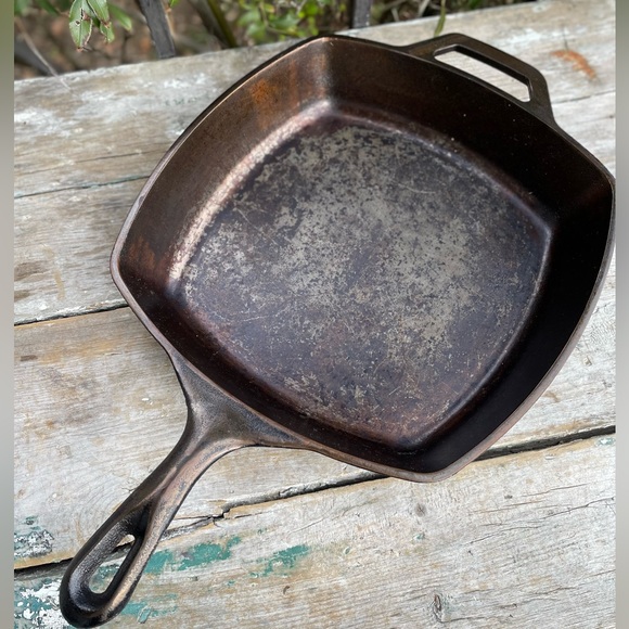 Lodge black cast iron square pan - Picture 1 of 8